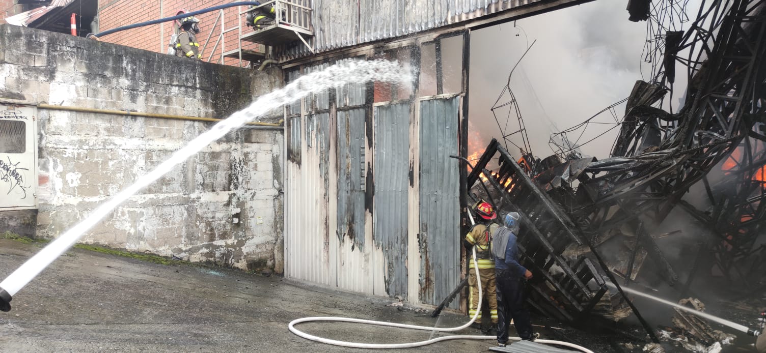 Incendio en fabrica de icopor en Envigado