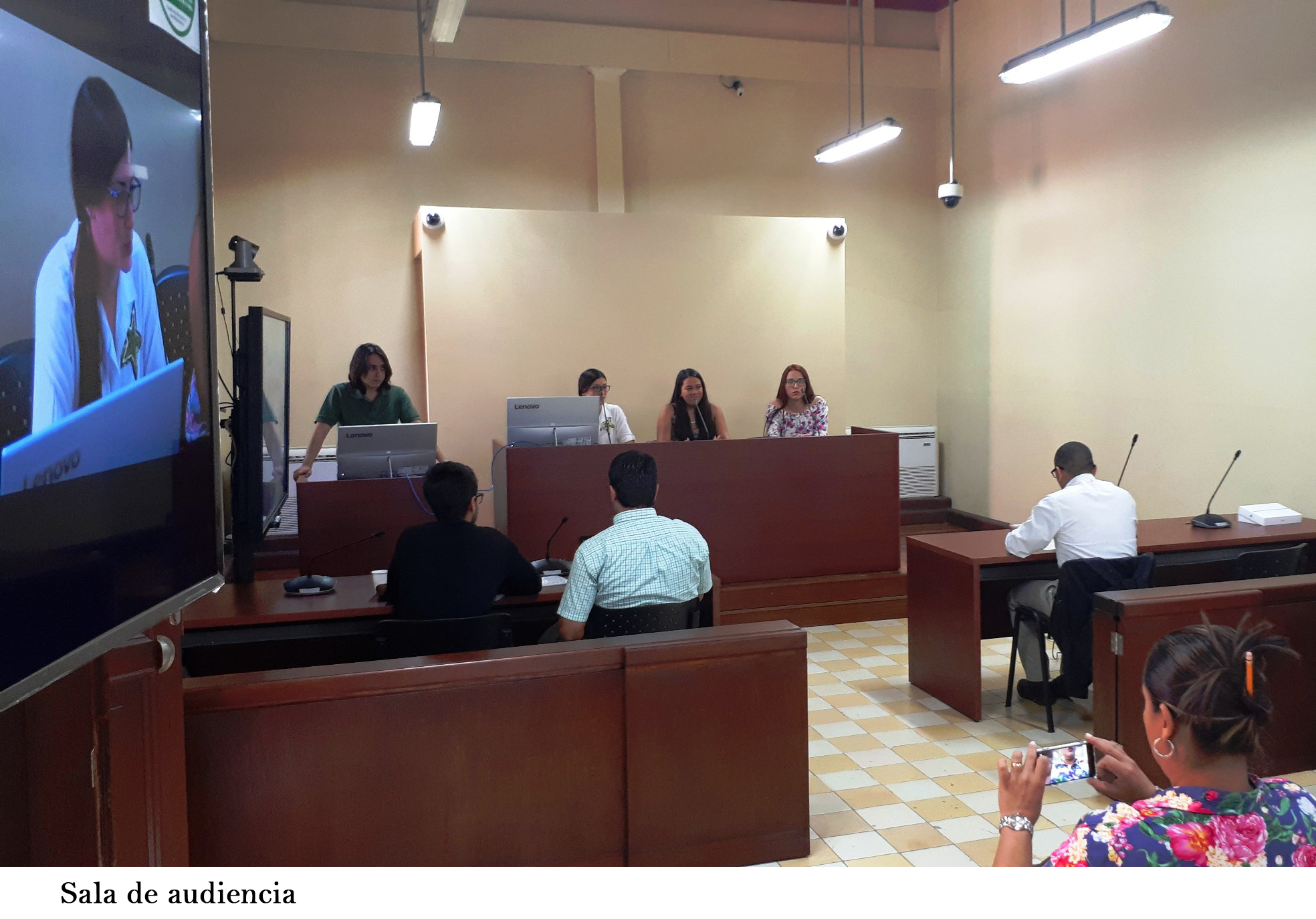 FOTO EN UNA SALA DE AUDIENCIA