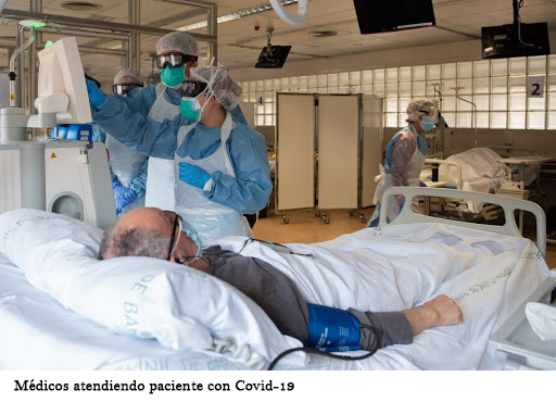 MÉDICOS ATENDIENDO PACIENTES DE COVID