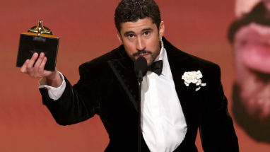 Bad Bunny recibiendo Grammy como "best música urbana album 2026".
