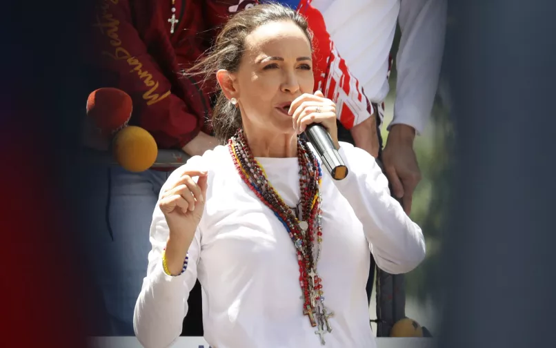 Maria Corina Machado micrófono