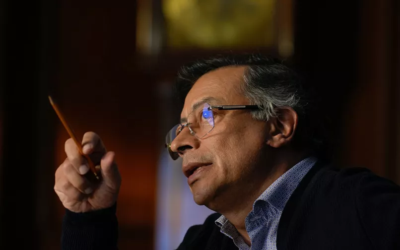 Gustavo Petro primer plano de perfil