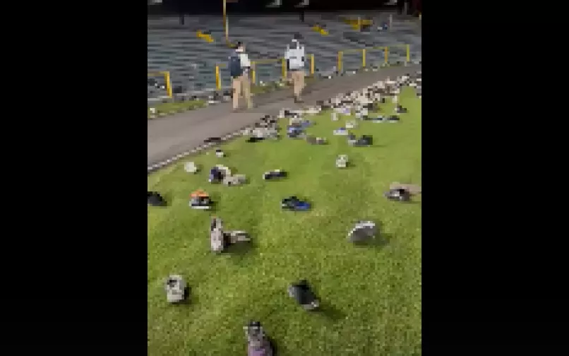 Decenas de tenis cubrieron la cancha del estadio El Campín.
