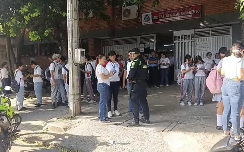 Plantón en el Colegio Luis Carlos Galán Sarmiento de Cúcuta