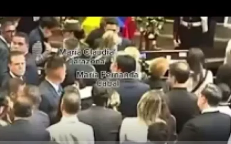 Claudia Tarazona y María F. Cabal en exequias de Uribe