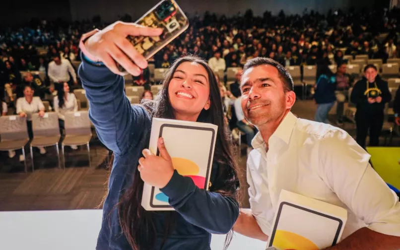 Estudiante beneficiada junto al gobernador de Cundinamarca, Jorge Emilio Rey
