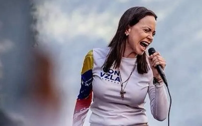 Maria Corina Machado en medio de prostestas en Venezuela