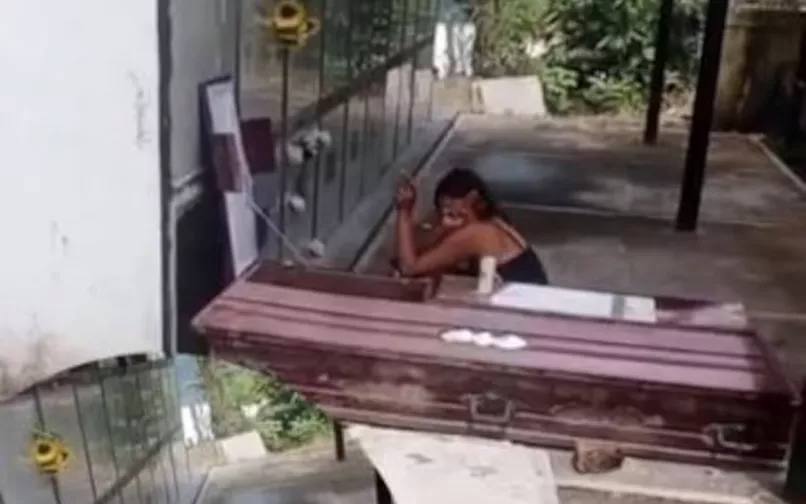 Mujer que profanó tumba