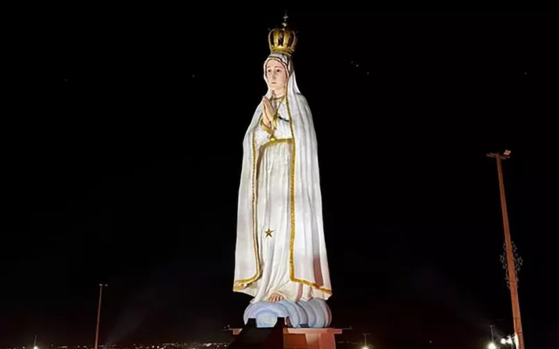 Monumento de 54 metros de altura de la Virgen de Fátima en Brasil