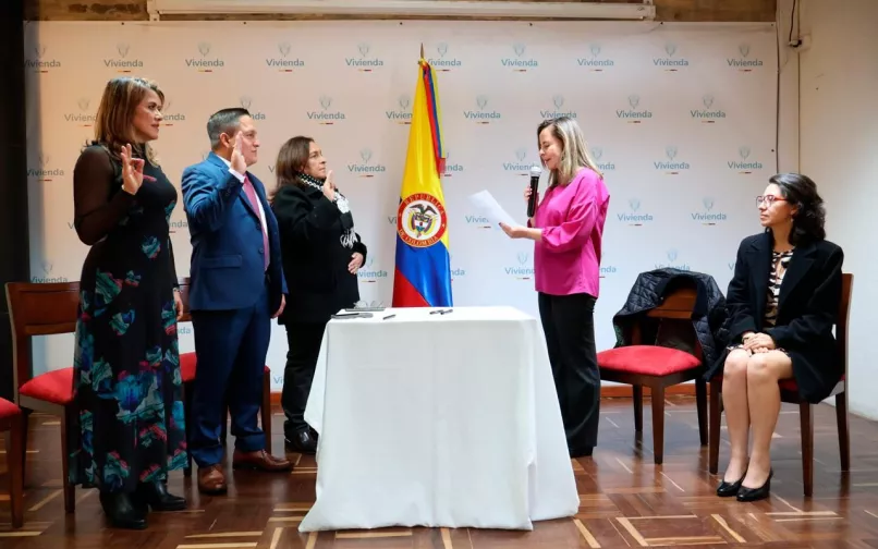 Toma de juramento de los tres nuevos expertos comisionados.