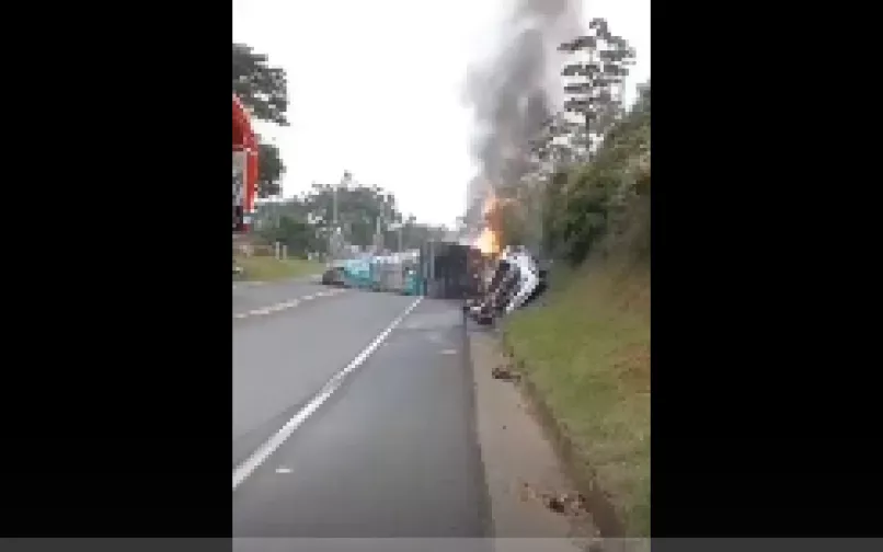 Fatal accidente entre bus y tractomula en el Cauca