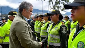 Iván Duque y policías