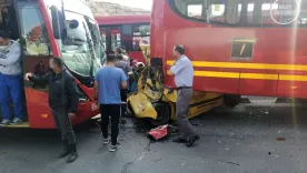 Impresionante accidente: Taxi queda debajo de un Tranmilenio