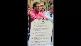 Petro firmando en marmol