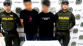 Las autoridades muestran a los dos presuntos integrantes del Clan del Golfo capturados en flagrancia tras el rescate del conductor en Valdivia - crédito Policía de Antioquia