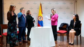 Toma de juramento de los tres nuevos expertos comisionados.