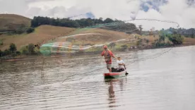 Pescadores artesanales lanzan sus atarrayas al río