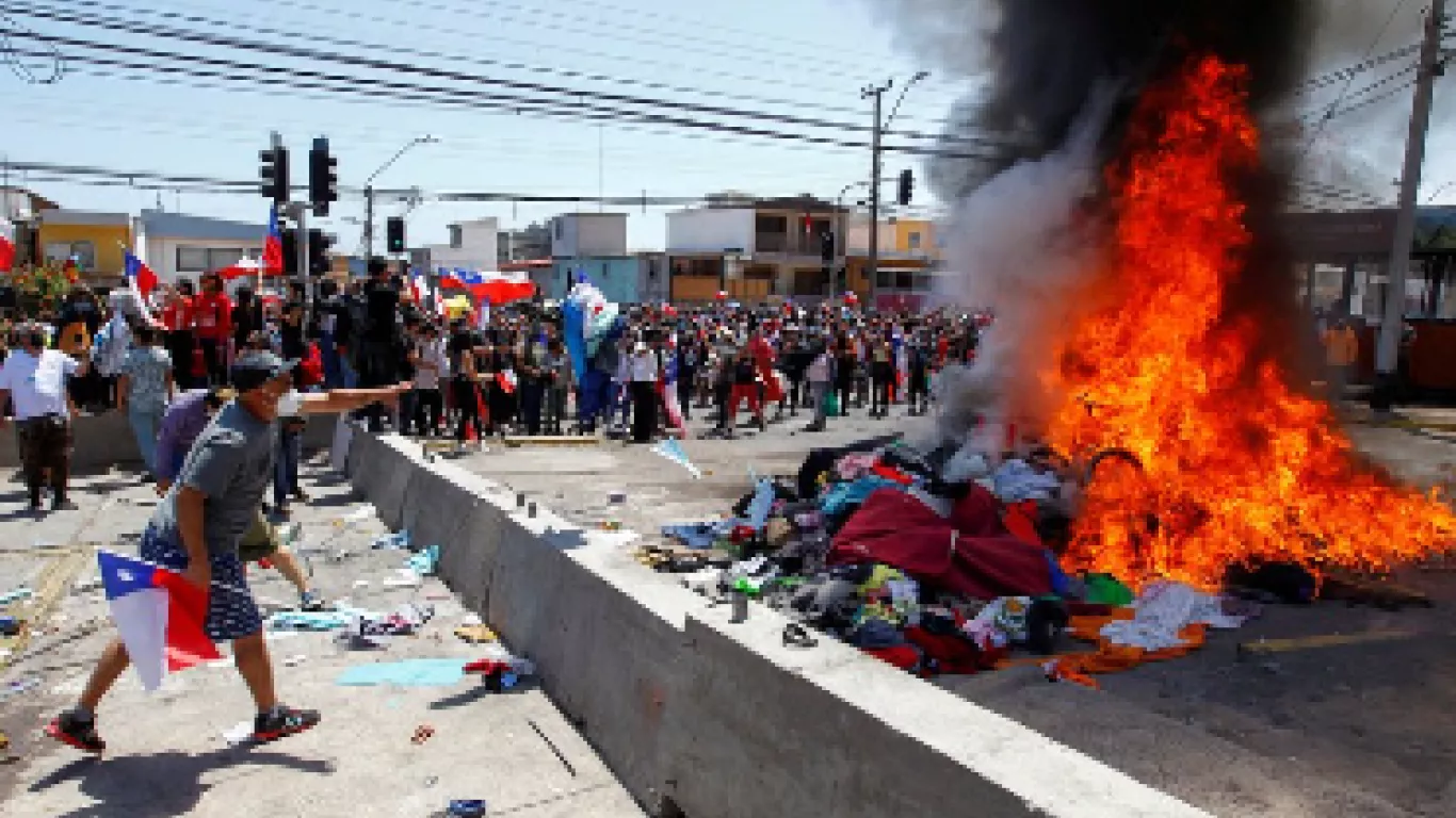 Queman carpas de migrantes venezolanos y colombianos en Chile