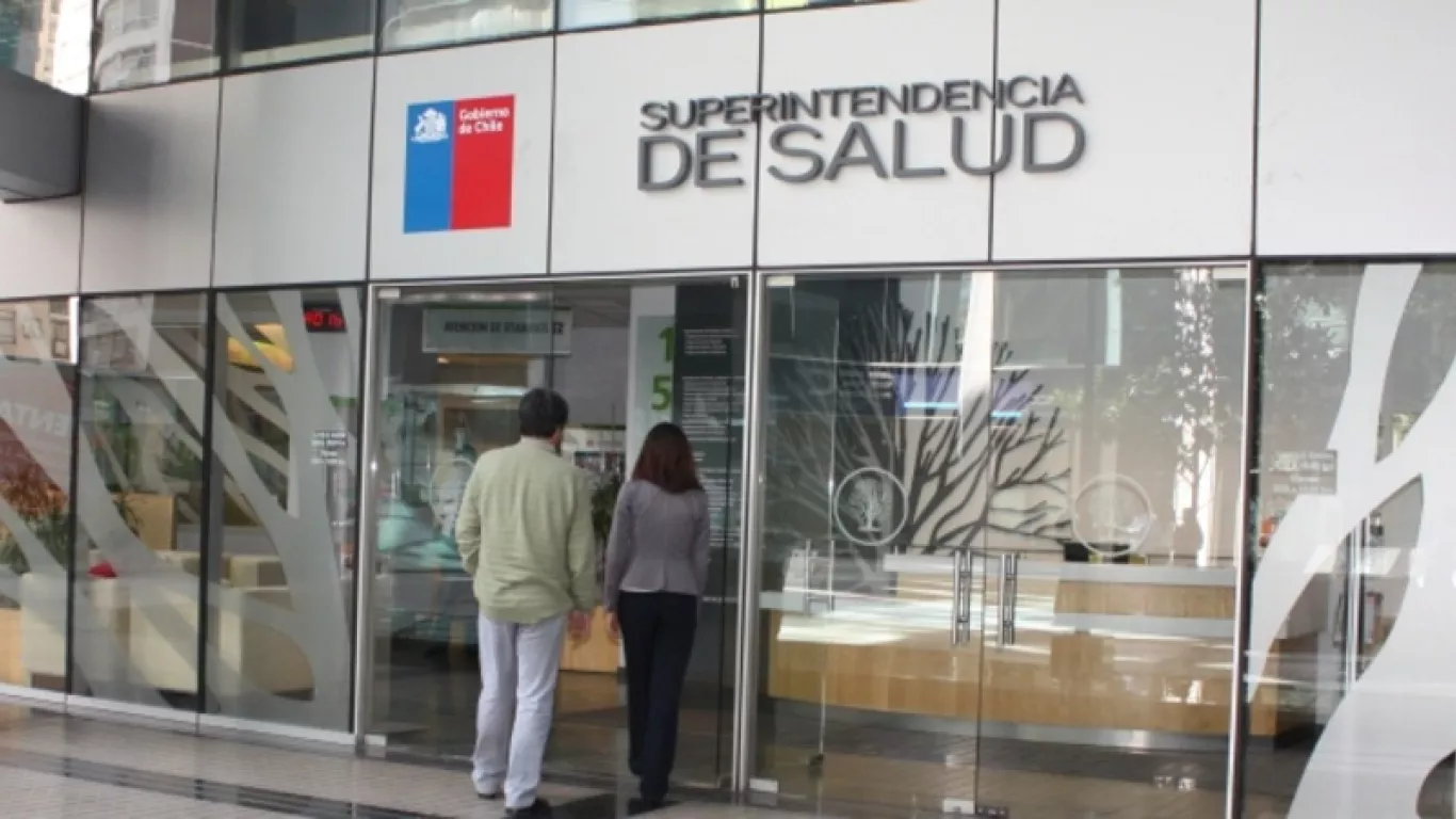 Condenan a exfuncionaria de la Superintendencia de Salud por red de corrupción