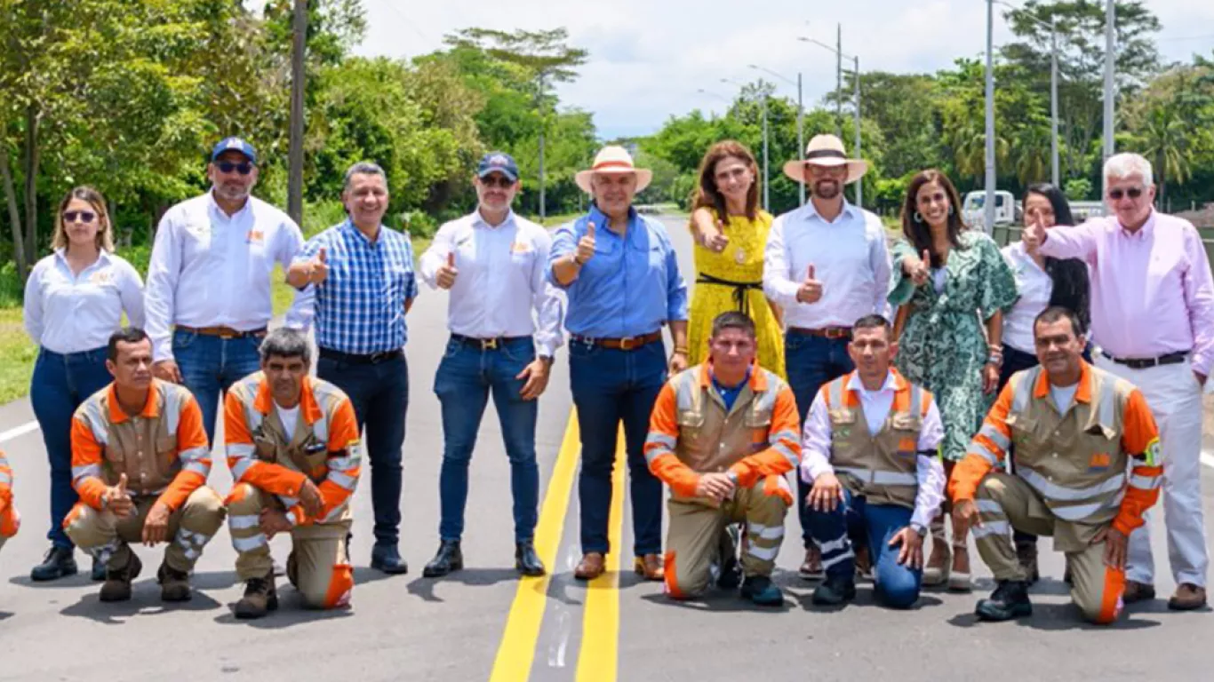 Duque entrega vía