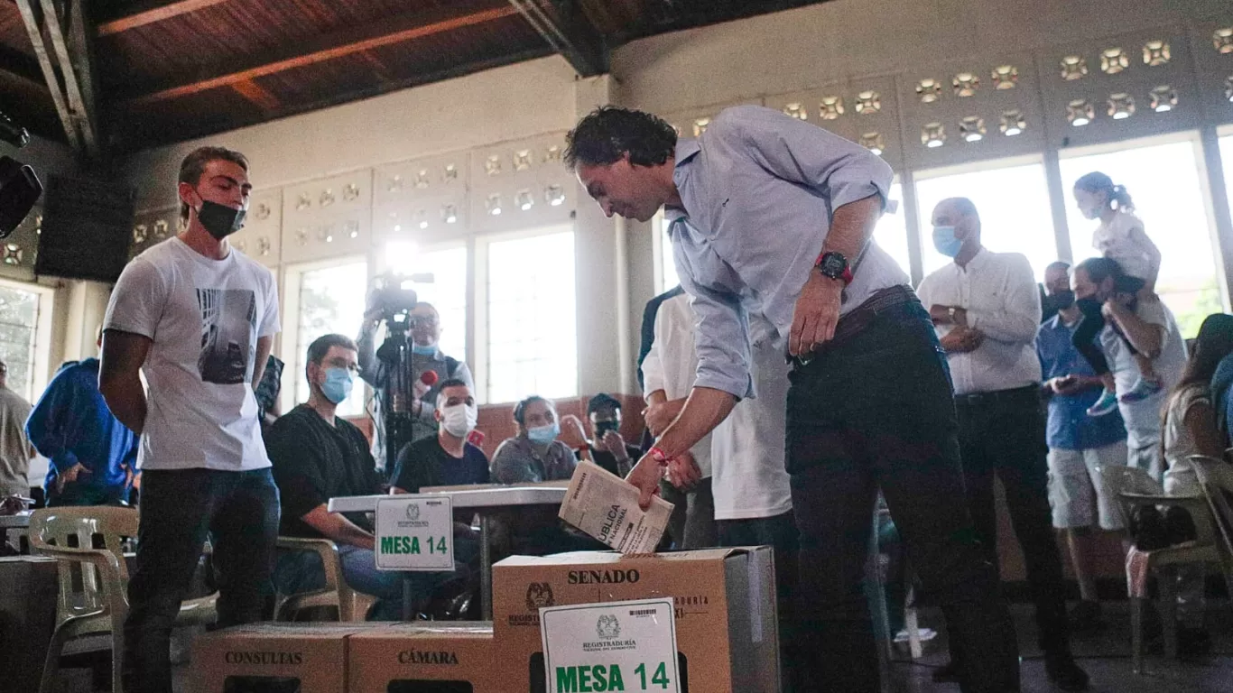 Fico Gutiérrez votando