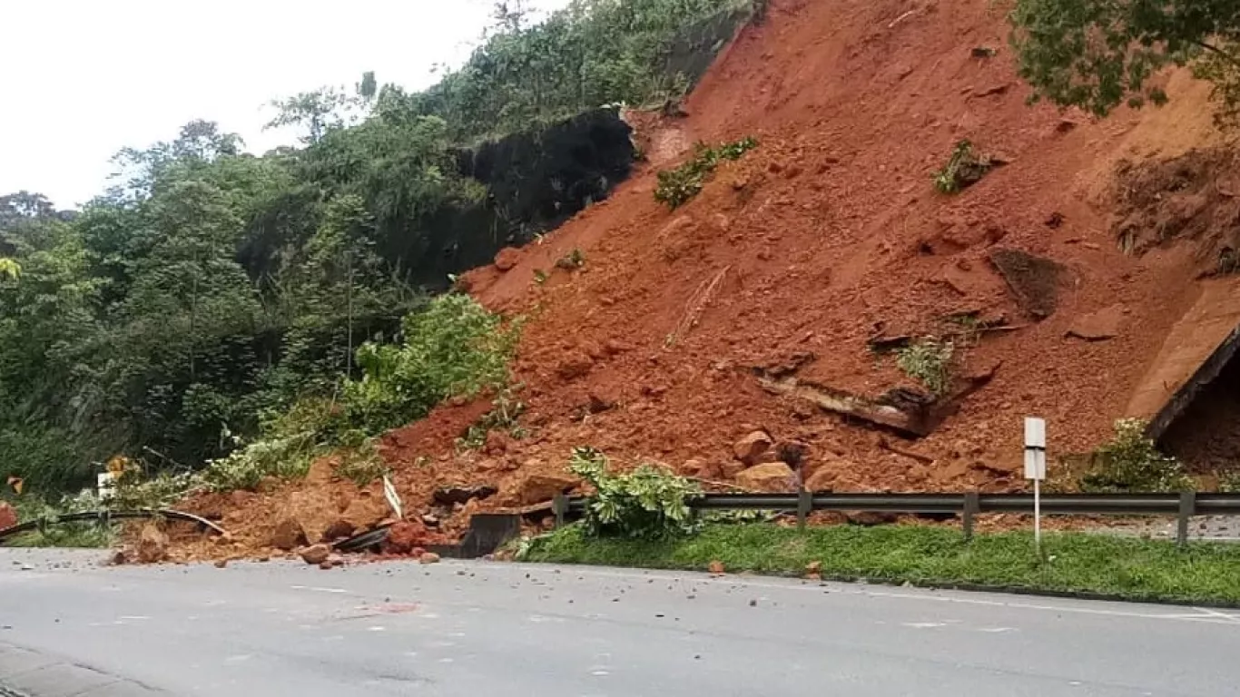 Derrumbe en vía Buga- Buenaventura