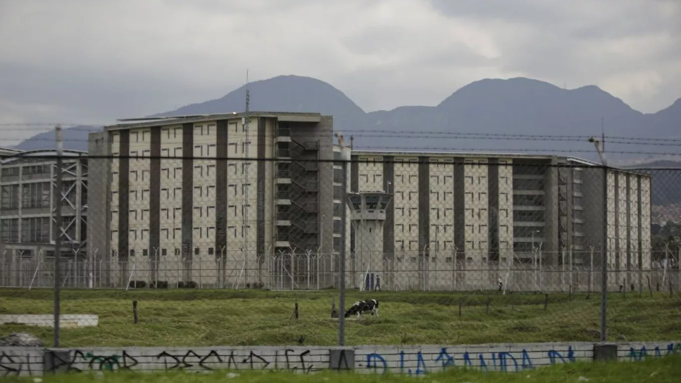 Mujer intenta ingresar celulares y aguardiente a cárcel La Picota de Bogotá con falsa barriga de embarazo