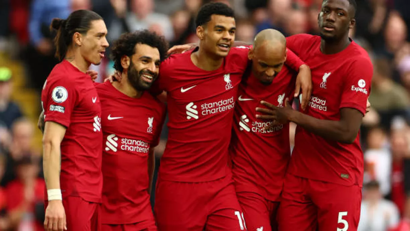 Liverpool venció al Brentford y se acerca a zona Champions