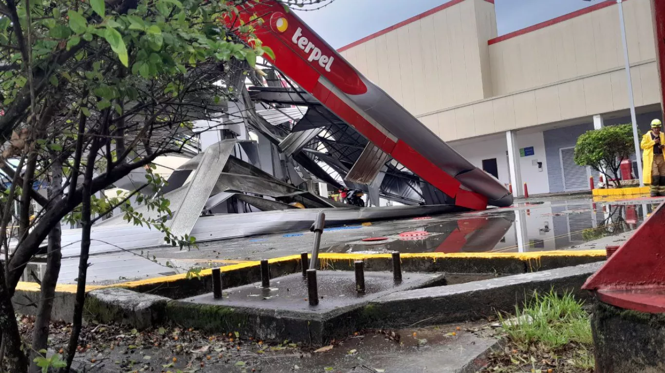 Gasolinera se derrumbó por fuertes lluvias