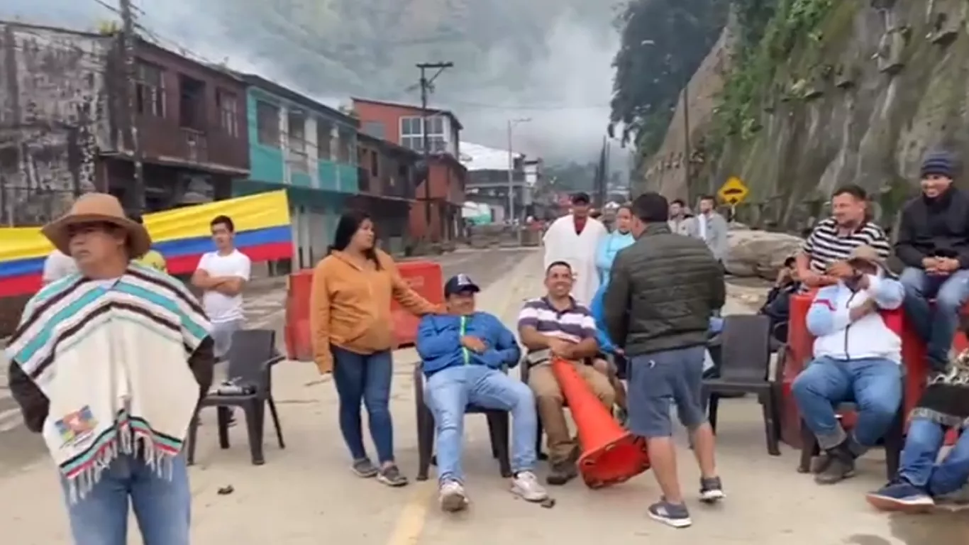 bloqueo de habitantes vía al llano