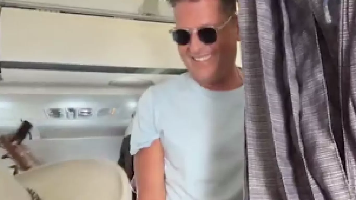 Carlos vives al aire