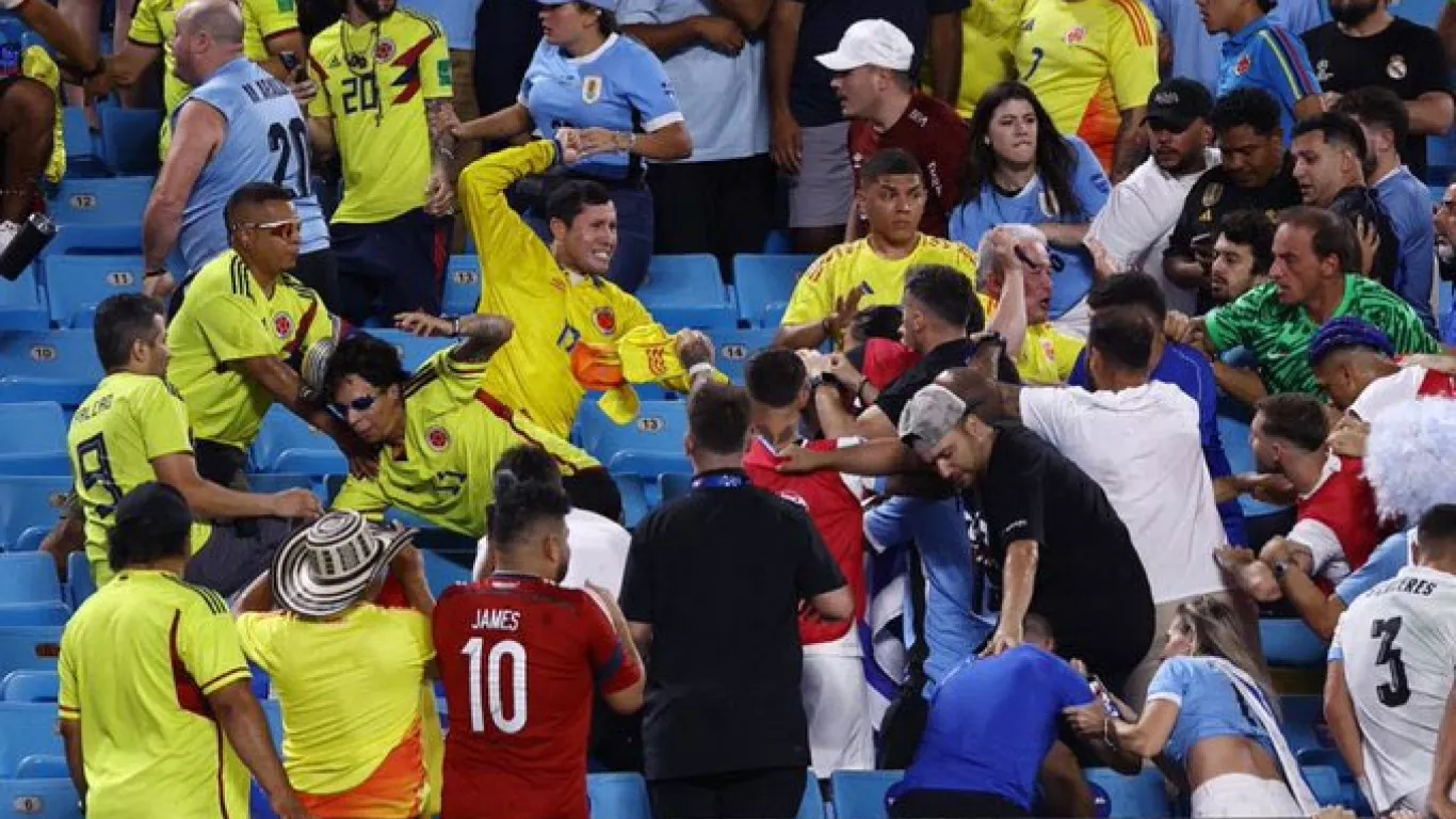 PELEA DE HINCHAS COLOMBIANOS Y JUGADORES DE URUGUAY