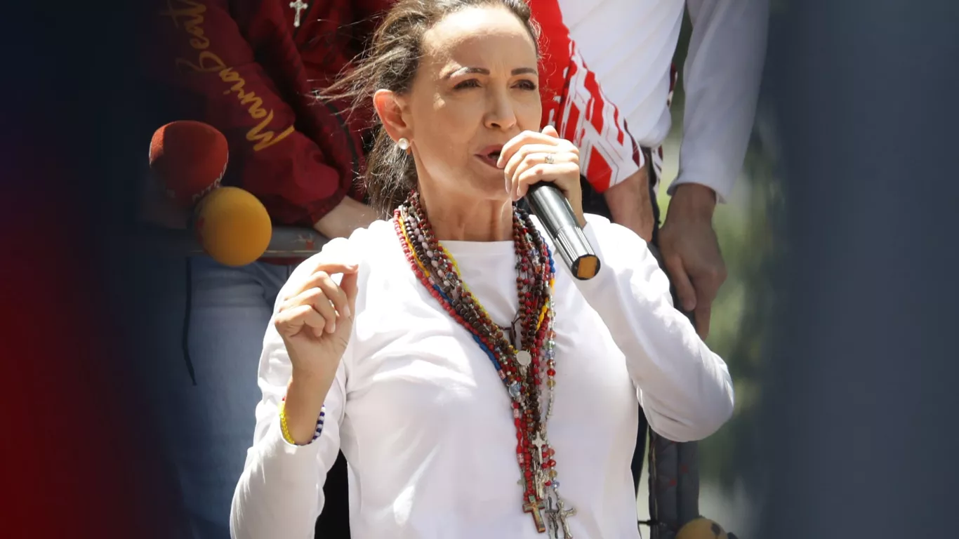 Maria Corina Machado micrófono