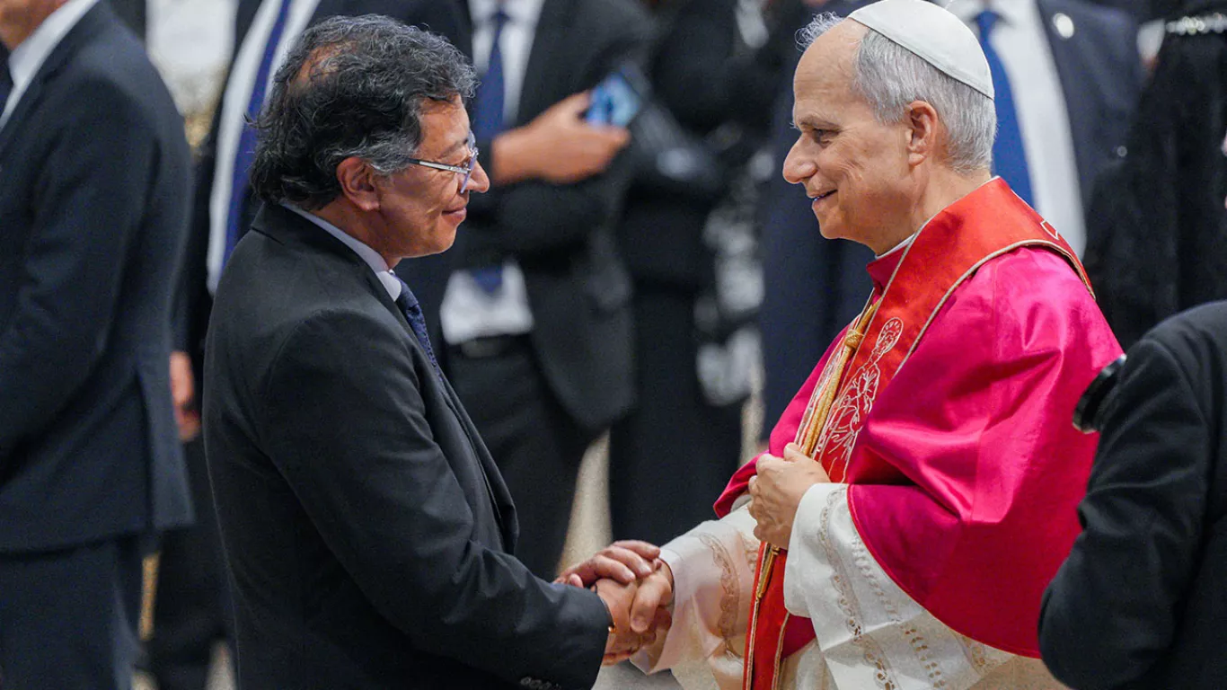 Gustavo Petro y León XIV