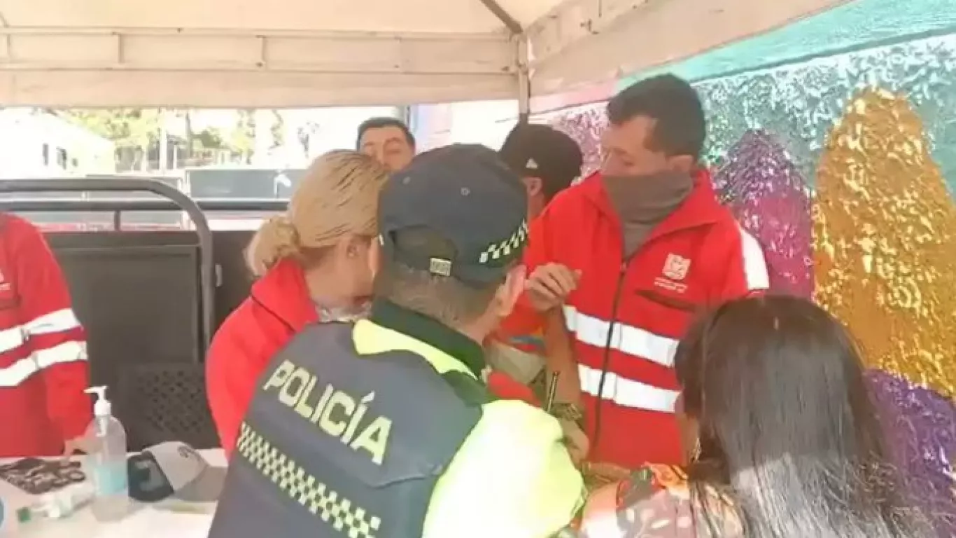 Forcejeo entre funcionarios del Distrito y la comunidad emberá