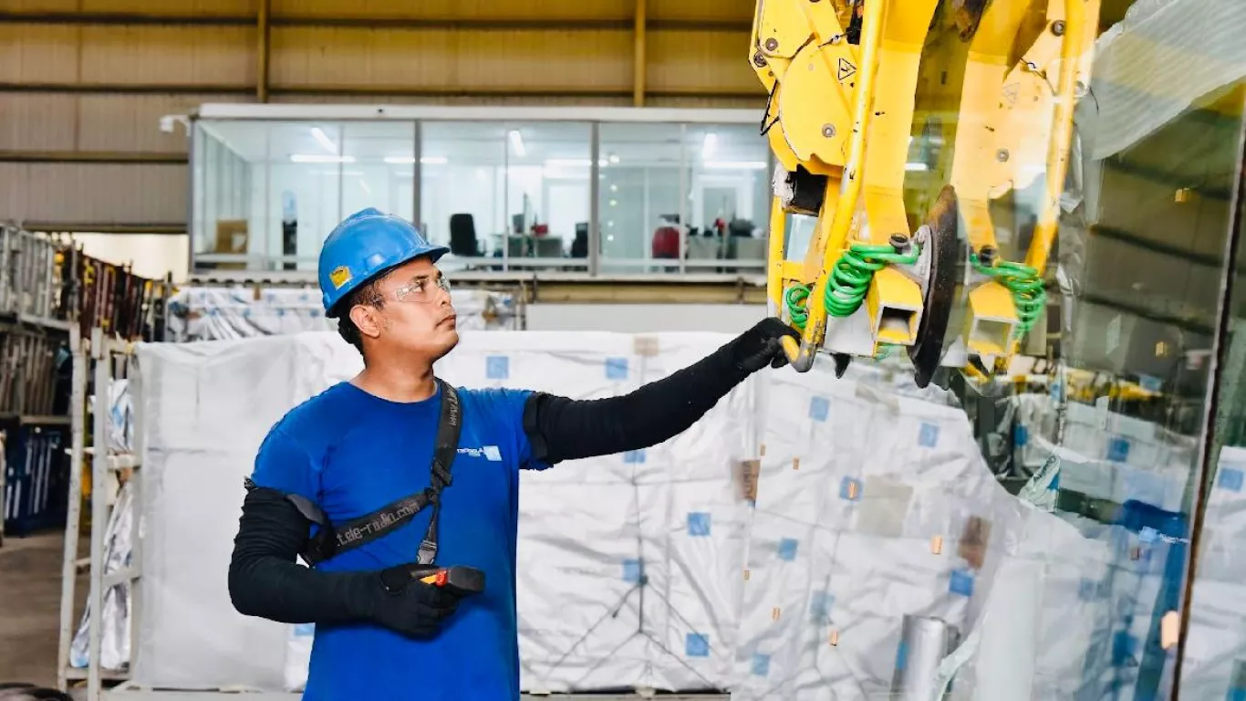 La compañía es líder en la manufactura de vidrio arquitectónico, ventanas y productos de aluminio asociados a la industria de la construcción residencial y comercial. 