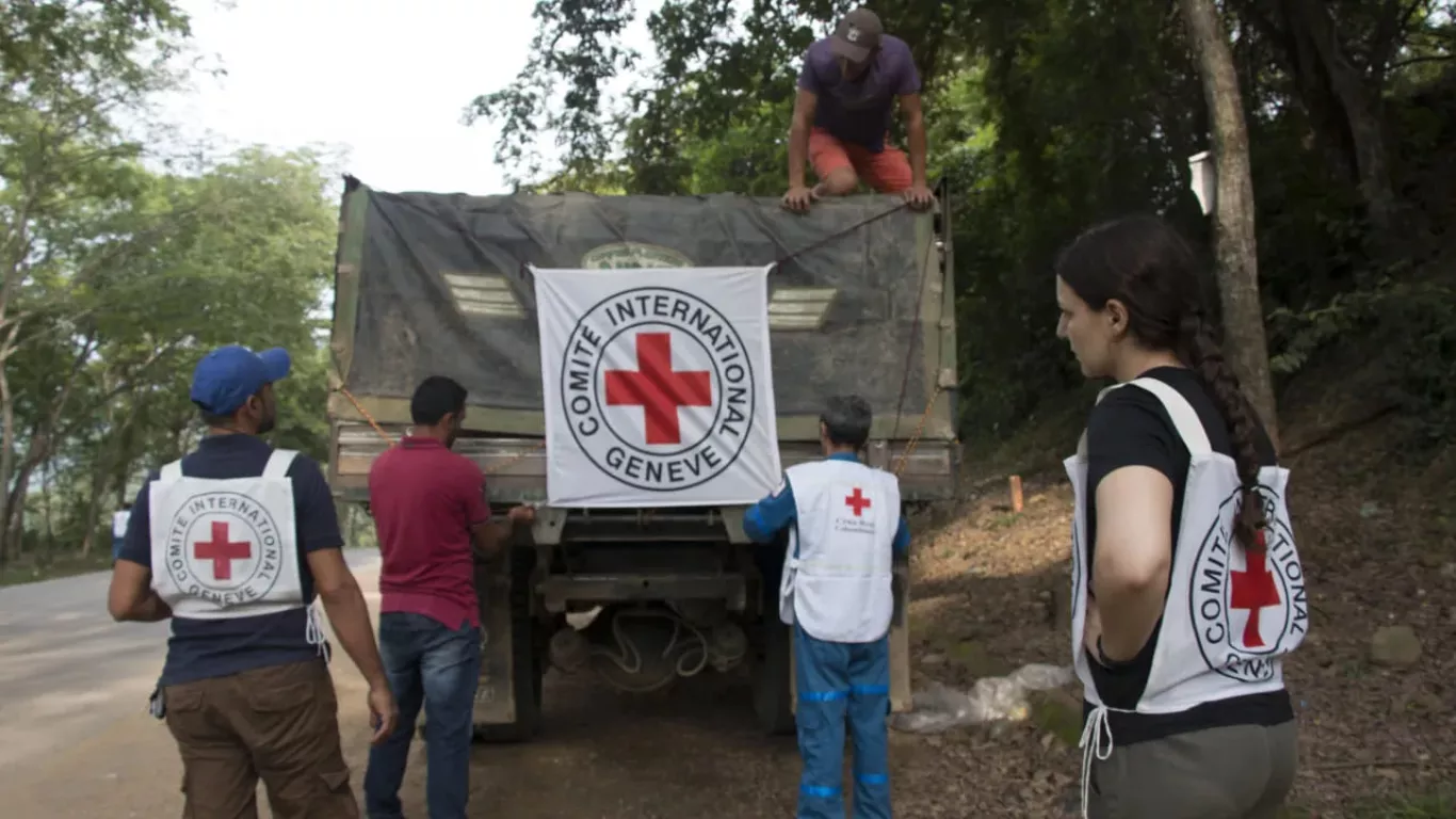 Equipo de la Cruz Roja colombiana atendiendo la situación humanitaria en las regiones de Colombia