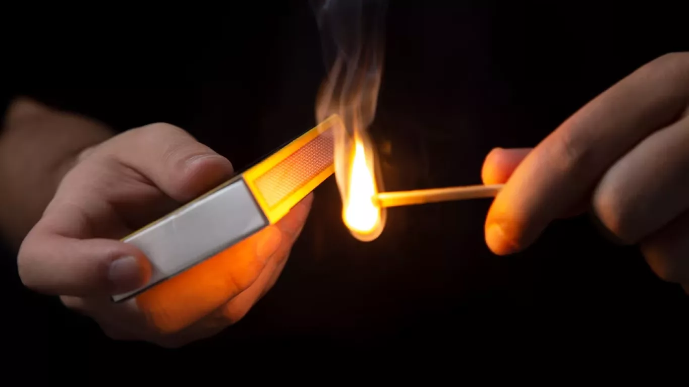  Hombre intenta quemar a su esposa 