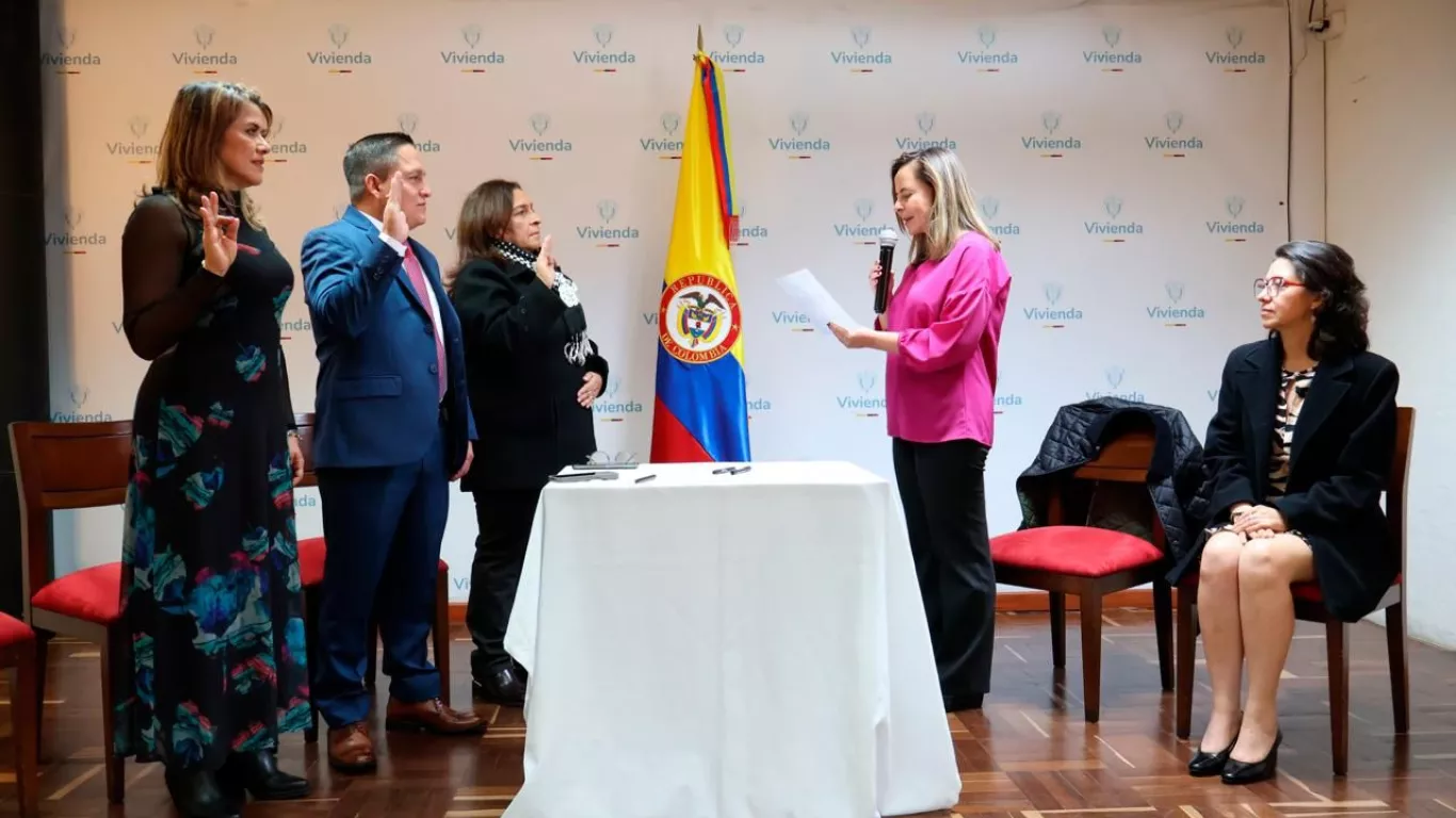 Toma de juramento de los tres nuevos expertos comisionados.
