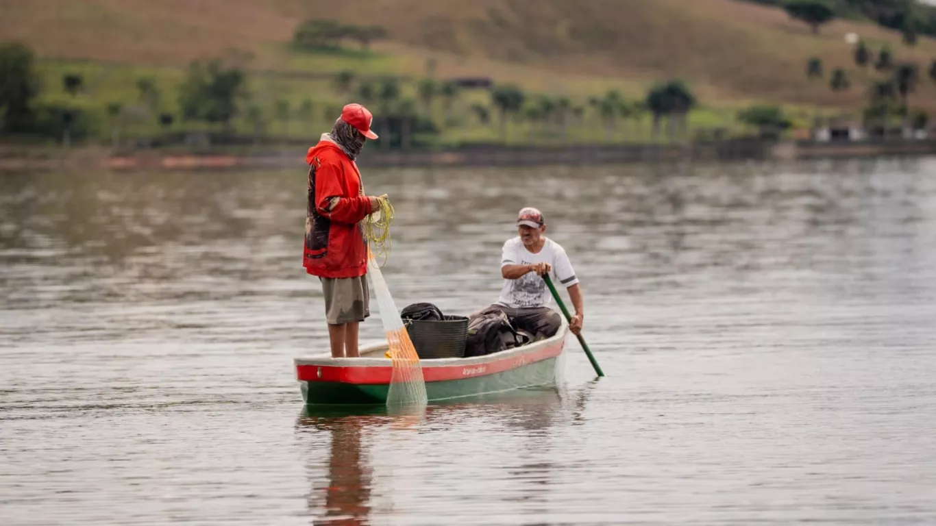 Pescadores artesanales revisan sus artes de pesca en la cuenca del río Bita, en el marco de las acciones de control y pedagogía lideradas por la Aunap