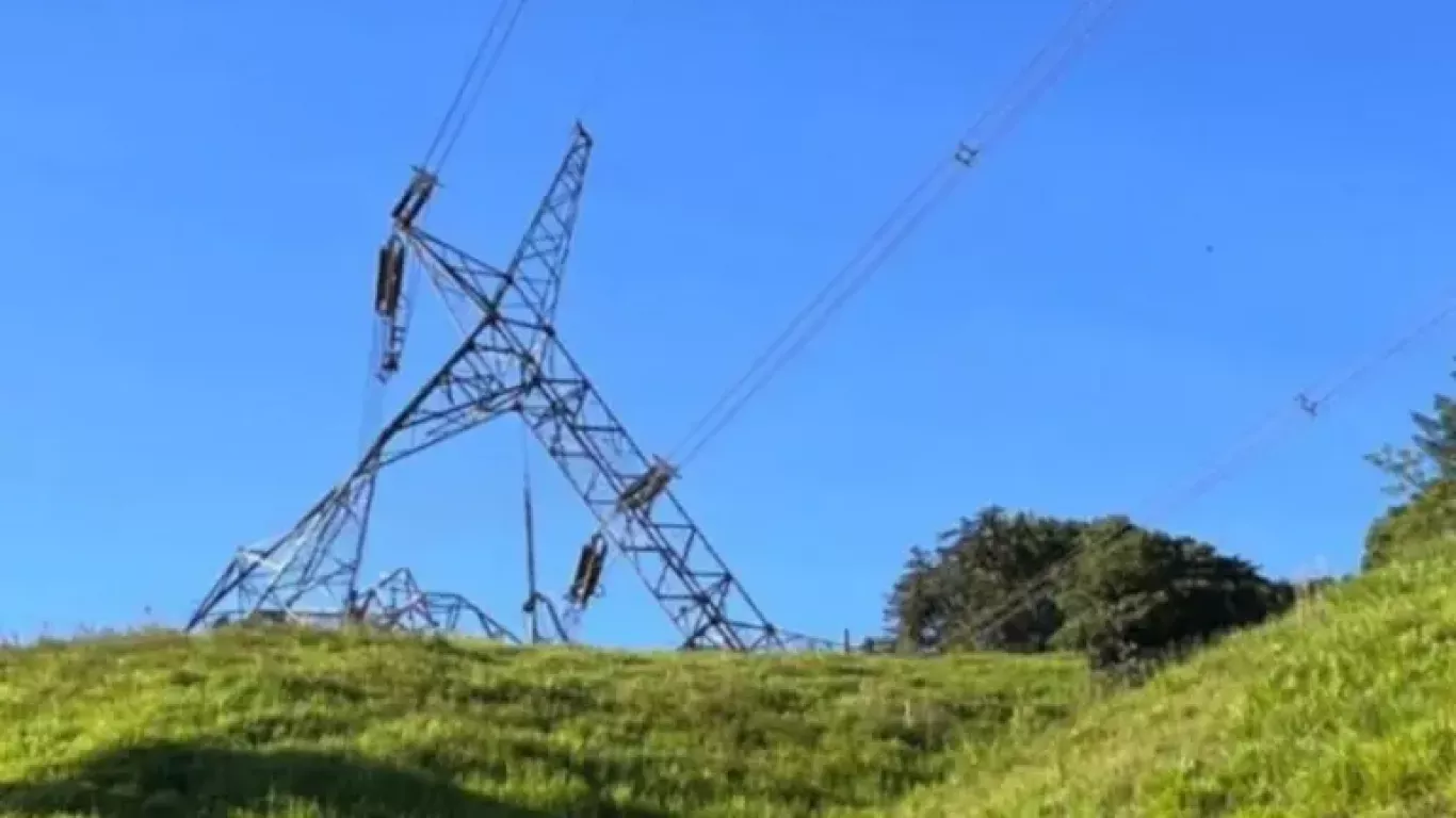 Torre de energía en El Bagre