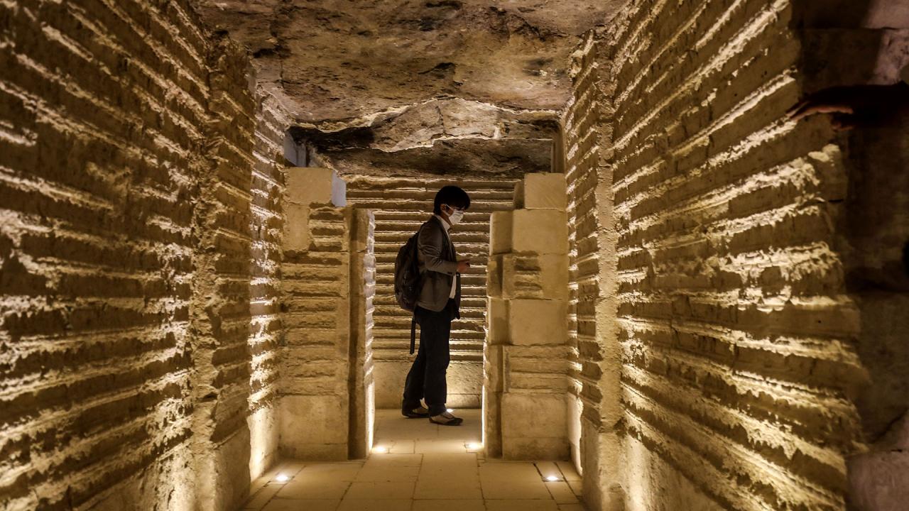 Turista en uno de los pasillos de la pirámide 