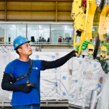 La compañía es líder en la manufactura de vidrio arquitectónico, ventanas y productos de aluminio asociados a la industria de la construcción residencial y comercial. 